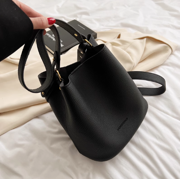 Schlichte Pendler-Beuteltasche aus weichem Leder ED0198