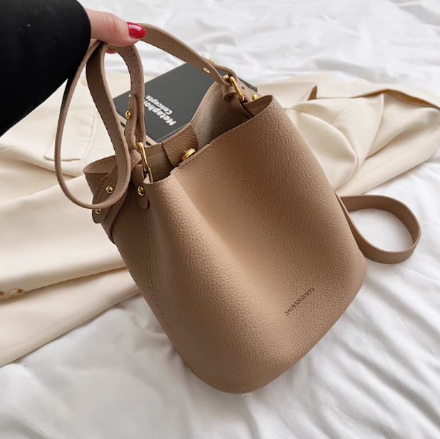 Schlichte Pendler-Beuteltasche aus weichem Leder ED0198