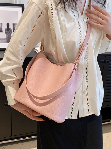 Schlichte Pendler-Beuteltasche aus weichem Leder ED0198