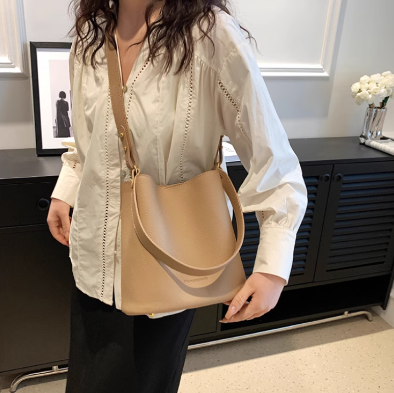 Schlichte Pendler-Beuteltasche aus weichem Leder ED0198