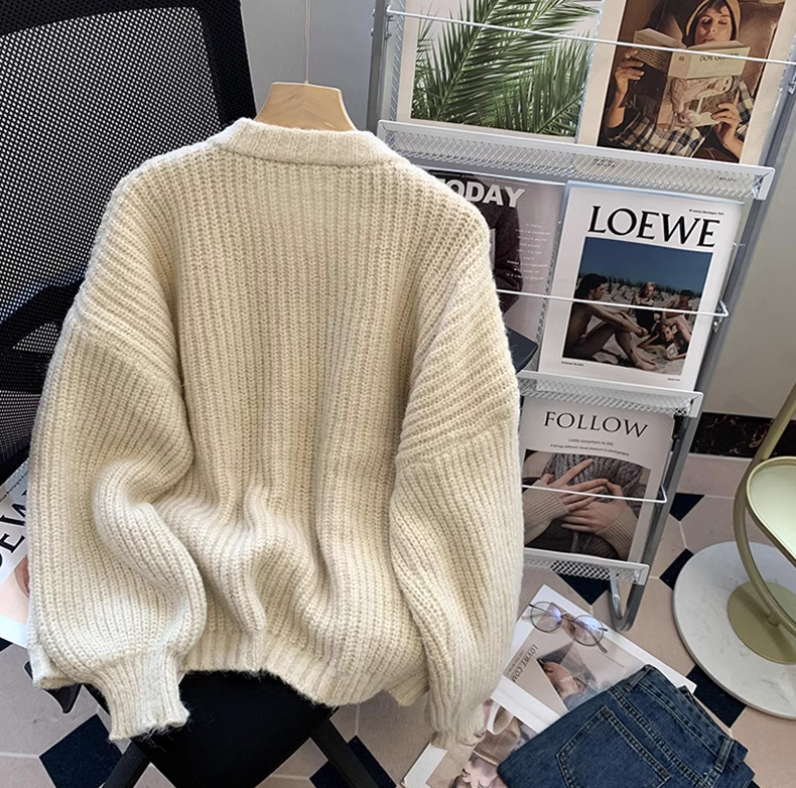 Dicker Strickjacke im Retro-Stil mit Rundhalsausschnitt ED0222