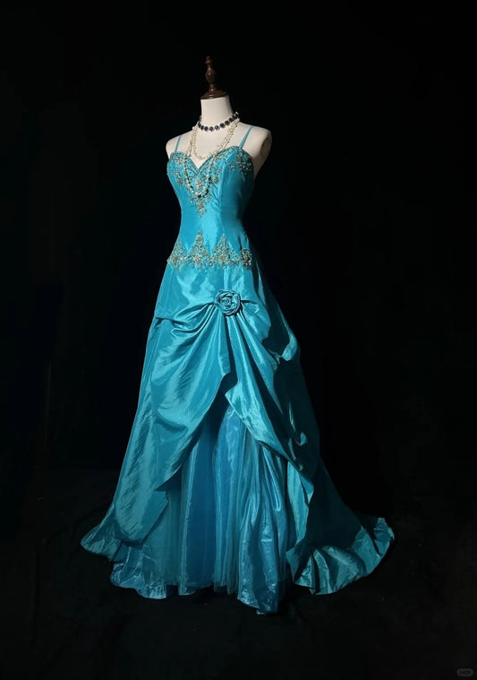 Blaues A-Linie Spaghettiträger Satin Perlenbesetztes langes Ballkleid Herzausschnitt Applikation Abschlussballkleid ED01627