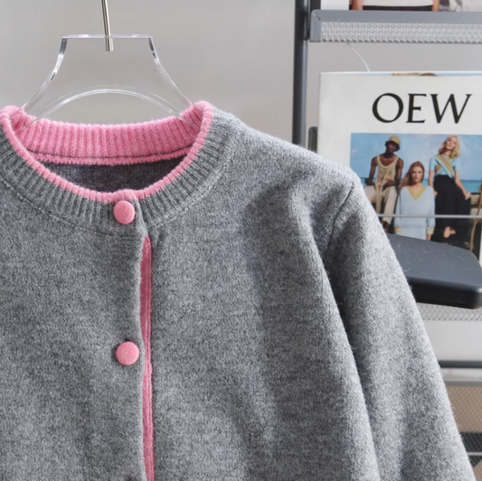 Strickjacke mit Rundhalsausschnitt in Kontrastfarbe ED01019