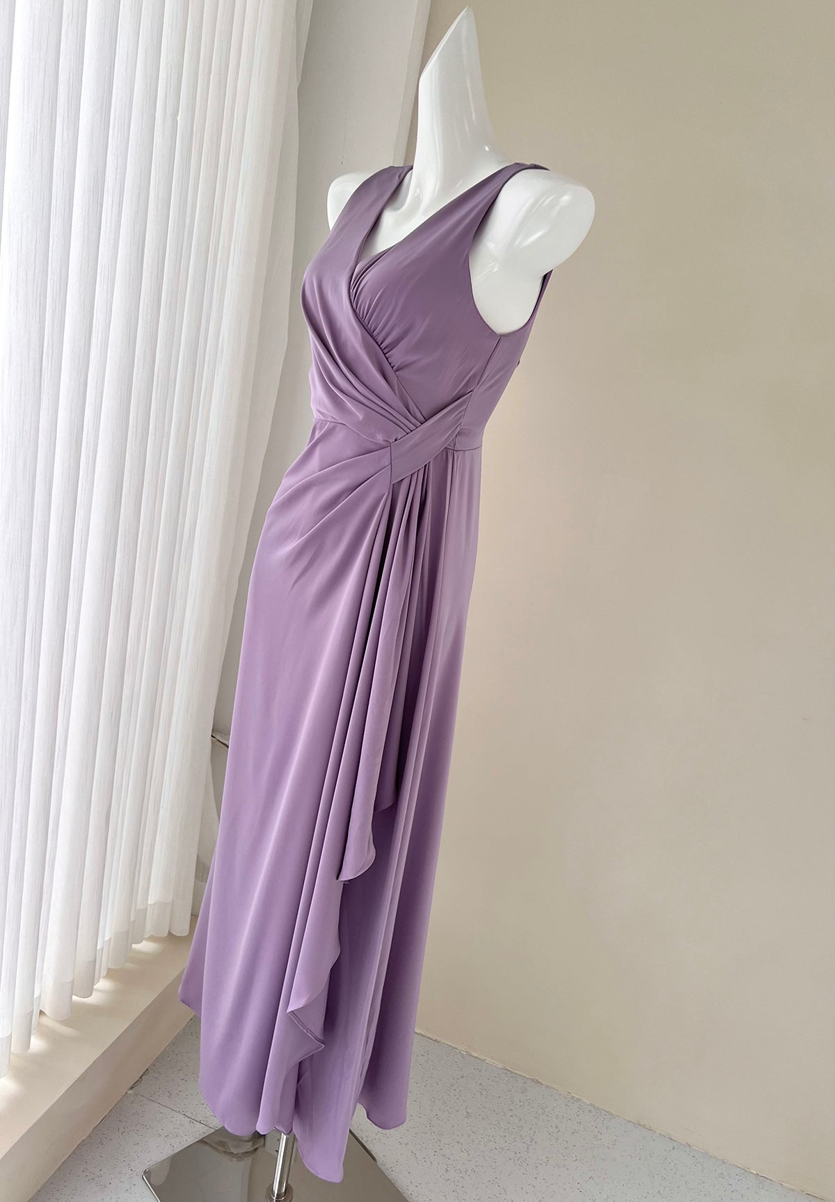 Lilafarbenes, fließendes Kleid mit unregelmäßigem Patchwork und Plissee ED01044
