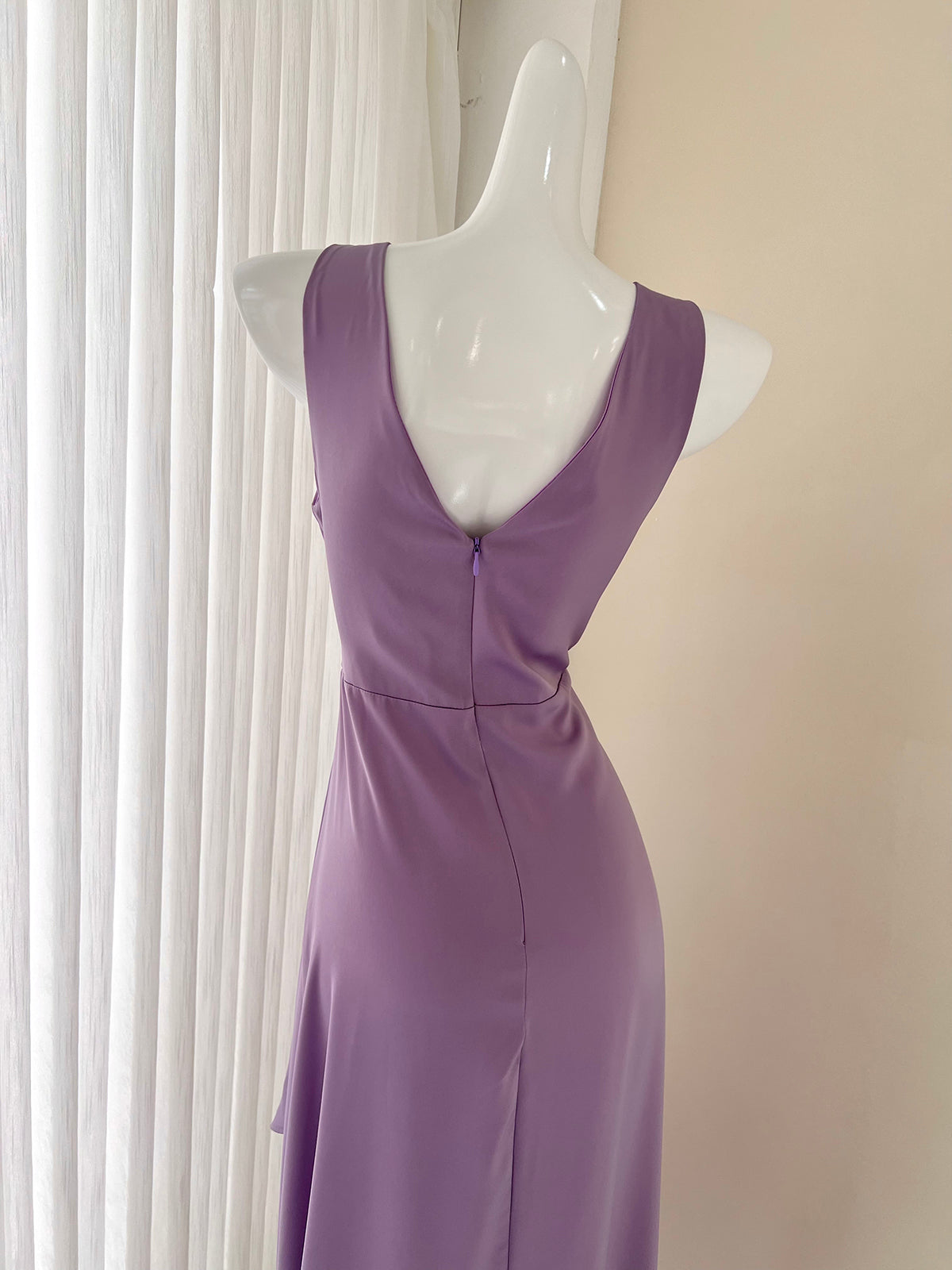 Lilafarbenes, fließendes Kleid mit unregelmäßigem Patchwork und Plissee ED01044