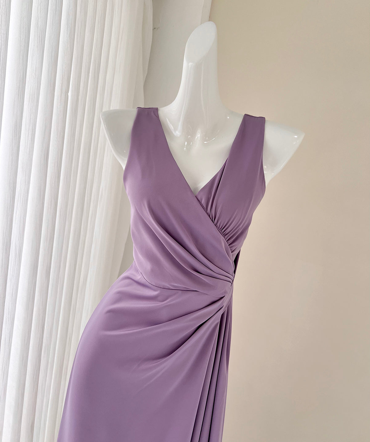 Lilafarbenes, fließendes Kleid mit unregelmäßigem Patchwork und Plissee ED01044