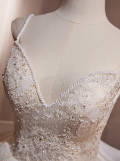 Cremefarbenes A-Linien-Ballkleid mit V-Ausschnitt, Netzspitze und Perlen, cremefarbenes Geburtstagskleid ED1070