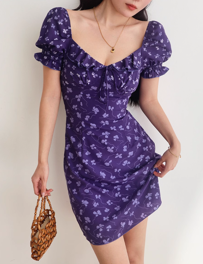 Robe courte trapèze à col carré et manches bouffantes, motif floral violet ED01127