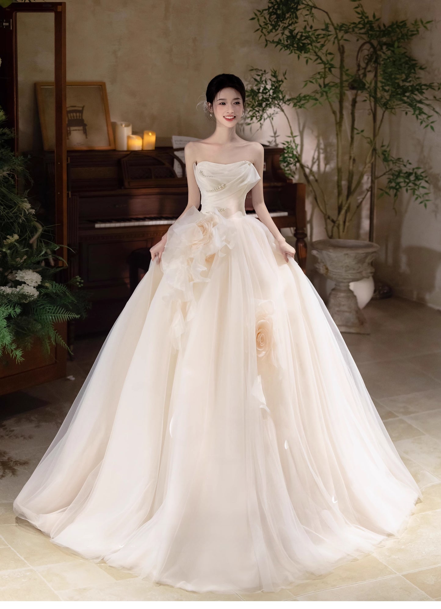 Helles Champagner A-Linien-Brautkleid aus trägerlosem Tüll, langes Brautkleid mit zarten Perlen ED01352