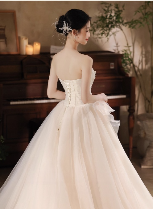 Helles Champagner A-Linien-Brautkleid aus trägerlosem Tüll, langes Brautkleid mit zarten Perlen ED01352