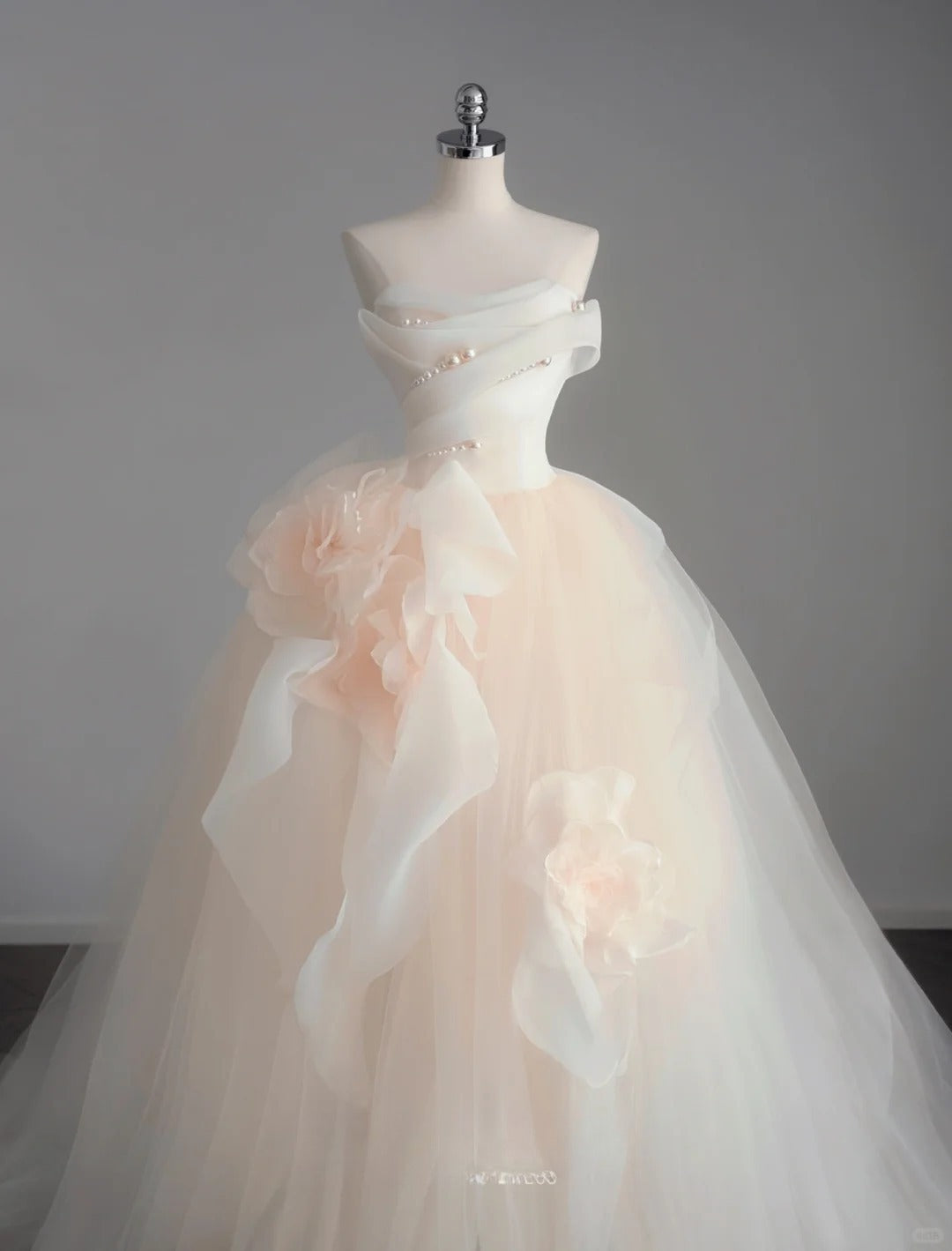 Helles Champagner A-Linien-Brautkleid aus trägerlosem Tüll, langes Brautkleid mit zarten Perlen ED01352
