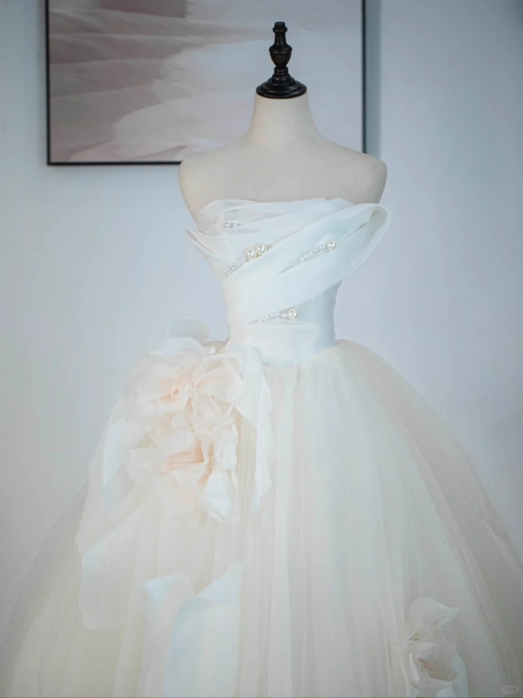 Helles Champagner A-Linien-Brautkleid aus trägerlosem Tüll, langes Brautkleid mit zarten Perlen ED01352