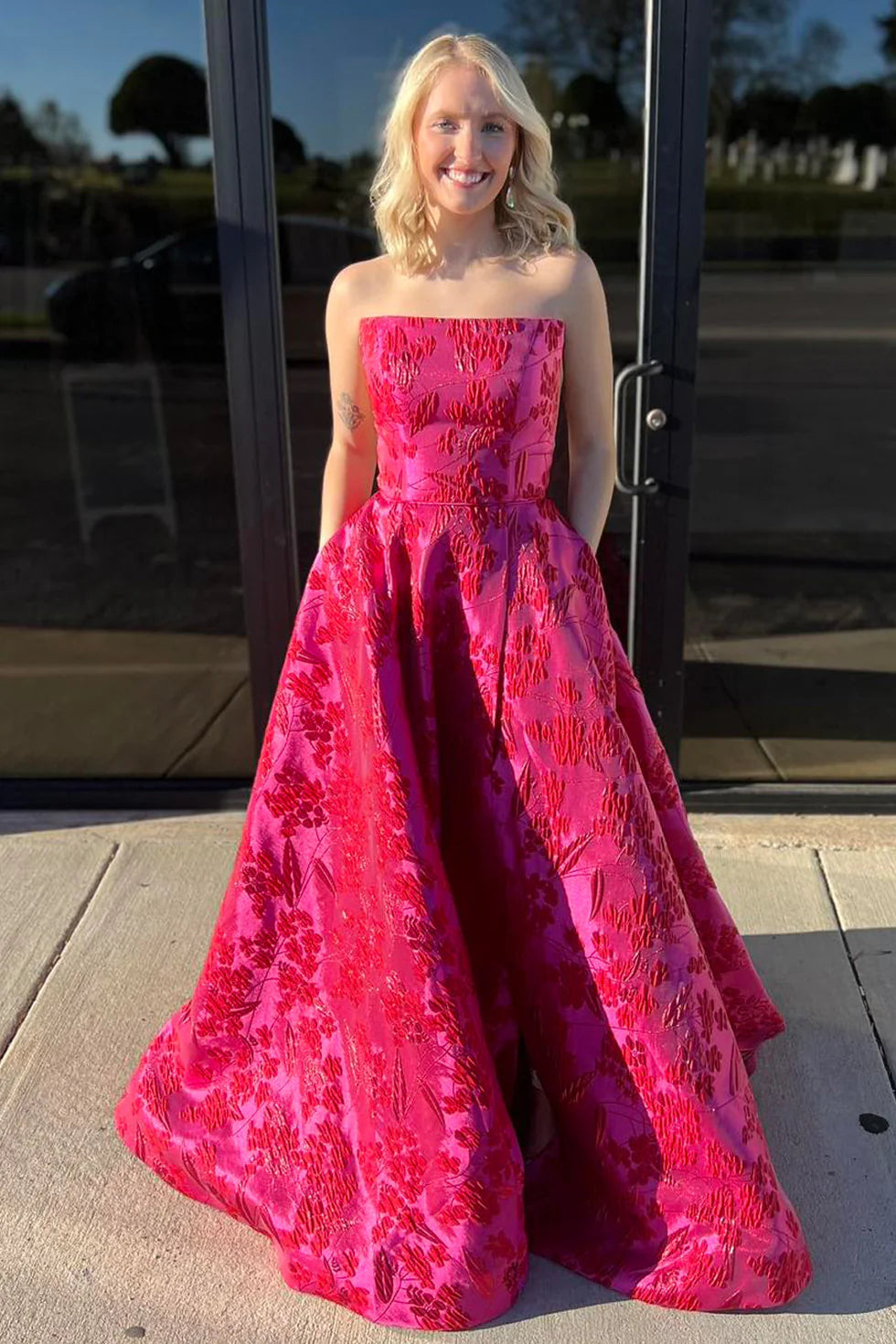Robe de bal longue rouge en satin jacquard avec décolleté en cœur et poches ED01372