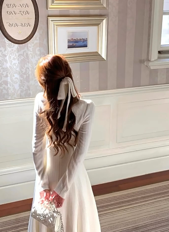 French Gardenia White Tea can be worn with a white long-sleeved knitted dress ED0140