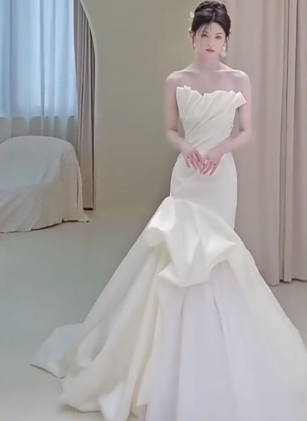 Robe de mariée sirène ivoire en satin sans bretelles, robe de bal longue et délicate ED01425