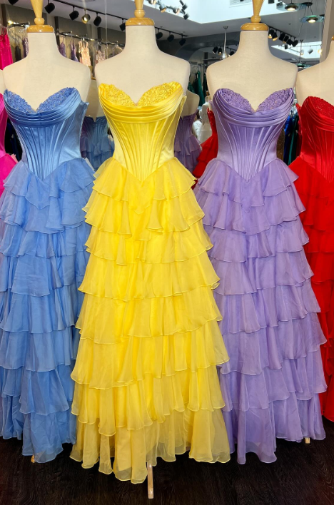 Jolie robe de bal longue jaune à volants et décolleté en cœur avec fente ED01576