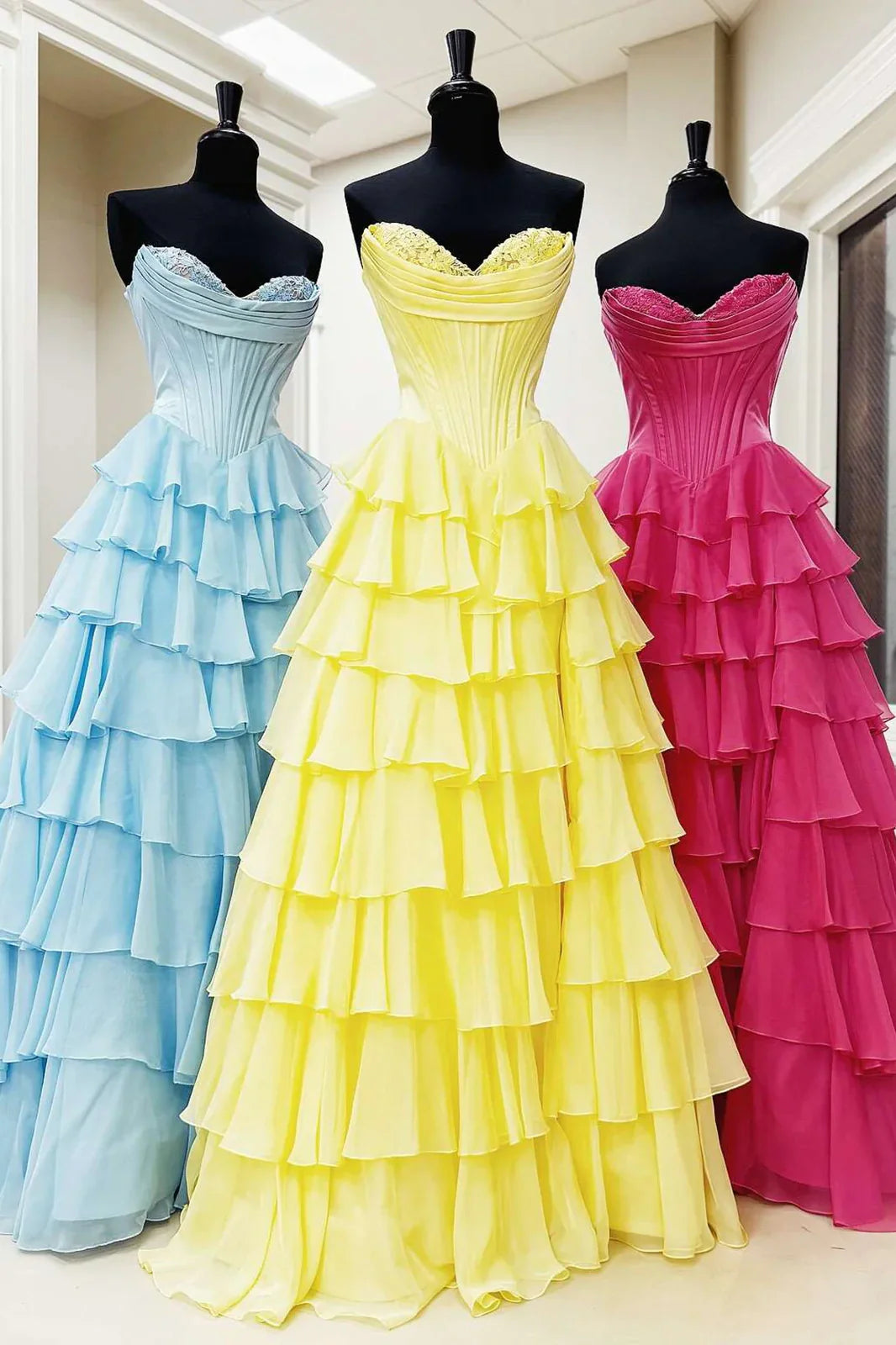 Jolie robe de bal longue jaune à volants et décolleté en cœur avec fente ED01576