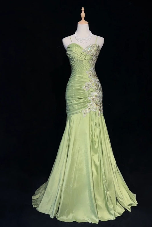 Robe de soirée longue en satin vert style sirène, bretelles spaghetti, perles et paillettes, col en cœur, ED01607