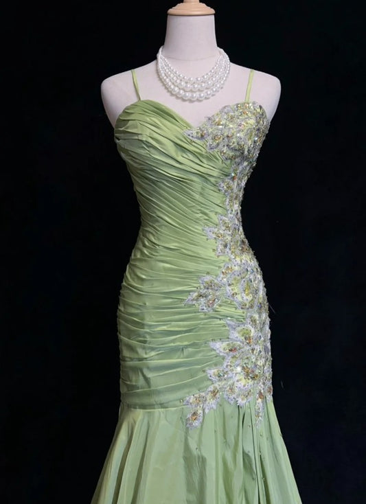 Robe de soirée longue en satin vert style sirène, bretelles spaghetti, perles et paillettes, col en cœur, ED01607