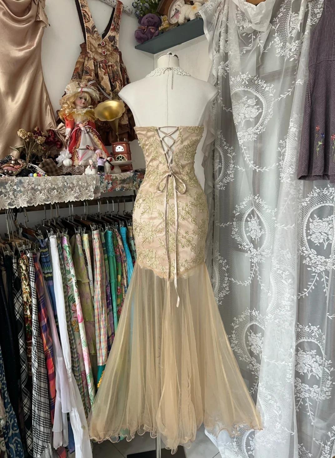 Gelbes Meerjungfrau-Abendkleid, trägerlos, Herzausschnitt, Tüll, Perlenapplikationen, lang, ED01651