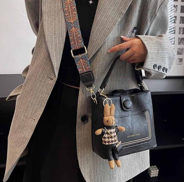 Retro Korean style fashion shoulder messenger bag niche design portable bucket bag ED0173