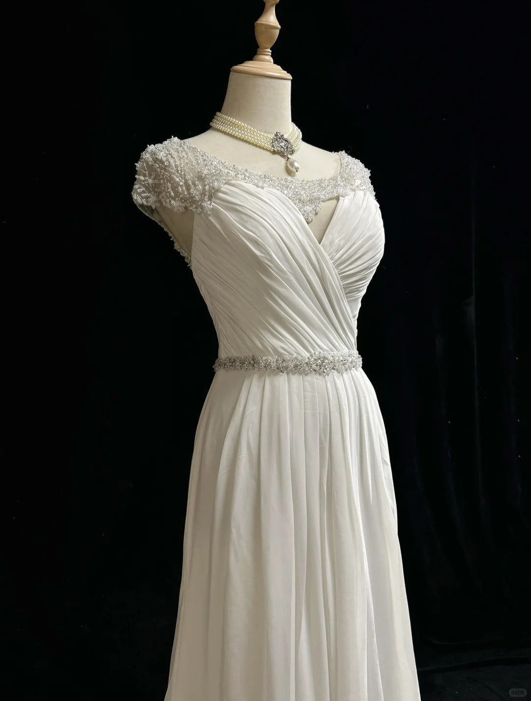 Weißes elegantes A-Linie Chiffon V-Ausschnitt langes Ballkleid mit Perlenbesatz schlichtes Brautkleid ED01804