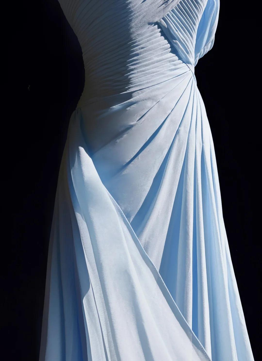 Wunderschönes blaues A-Linien-Chiffon-Plissee-One-Shoulder-Slit-Langabendkleid für Hochzeitsgäste ED01820