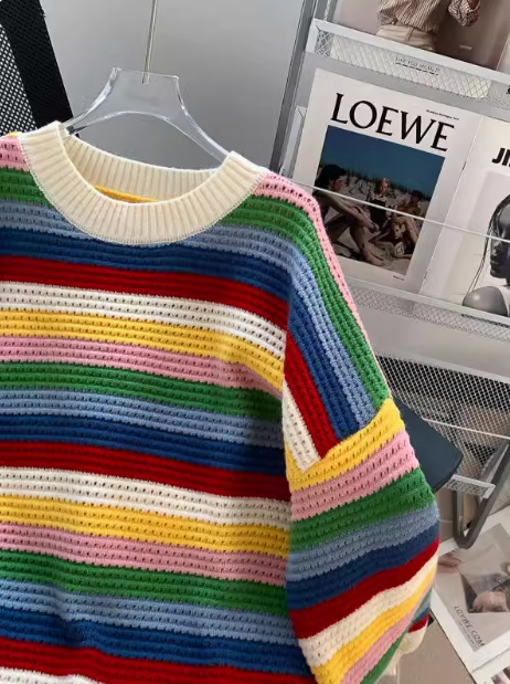 Lockerer Rundhalspullover mit Regenbogenstreifen und Fransen ED0195