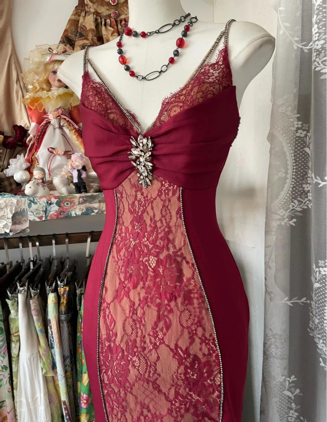 Robe de bal longue élégante en satin rouge avec appliques en dentelle et perles, style sirène vintage à bretelles spaghetti (moins de 200 $) ED01967