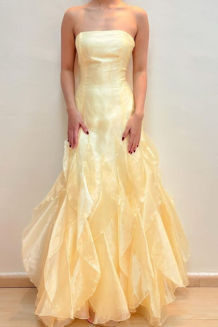 Schickes gelbes trägerloses Chiffon-Meerjungfrau-Abendkleid mit rückenfreiem Schnitt ED02066