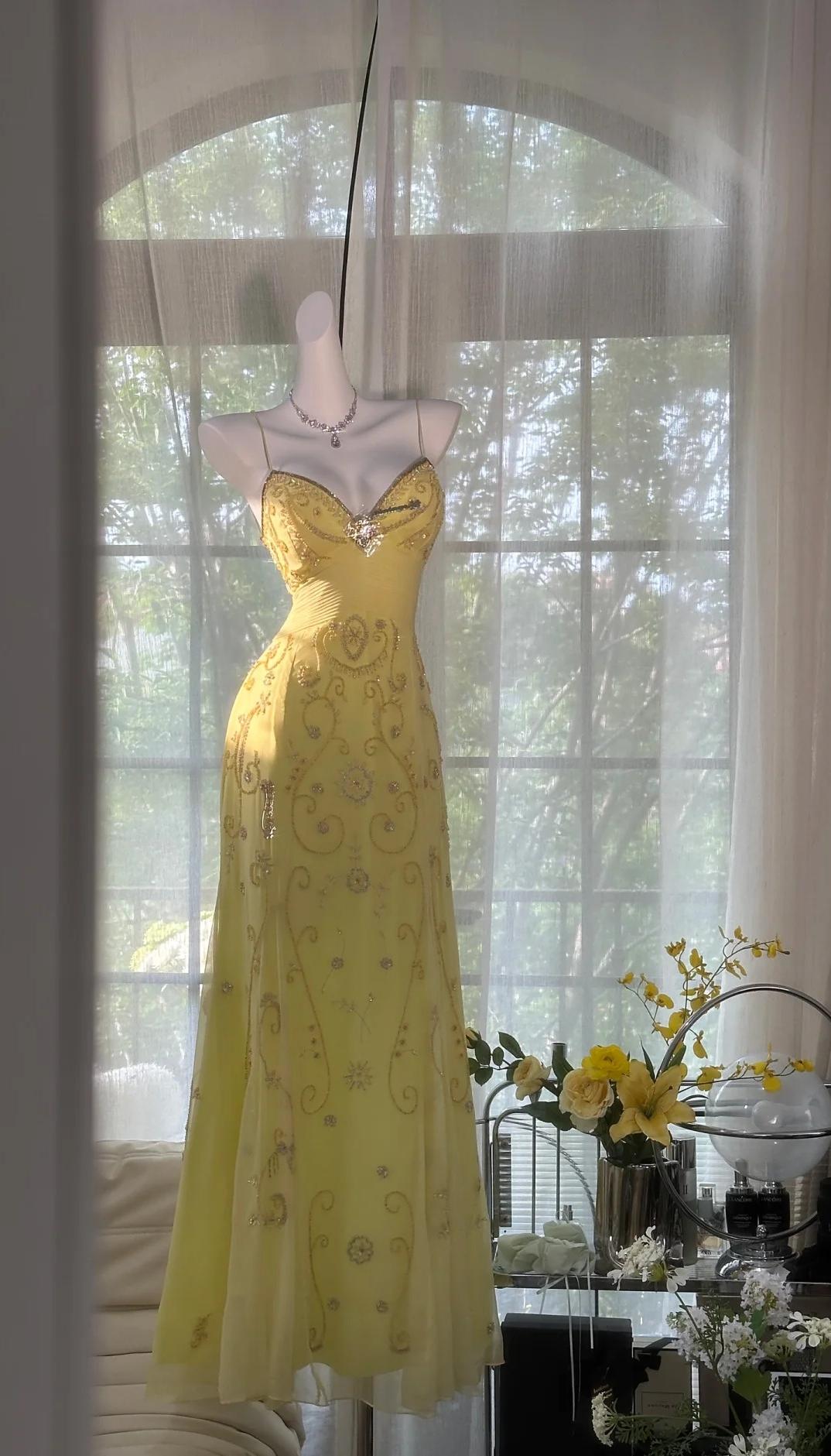 Wunderschönes gelbes Spaghettiträger-A-Linien-Tüll-Ballkleid mit Perlenbesatz, langes rückenfreies Abendkleid ED02094
