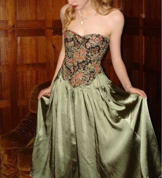 Vintage Olivgrünes trägerloses Satin A-Linie Brautjungfernkleid Süßes formelles Abendkleid ED02103