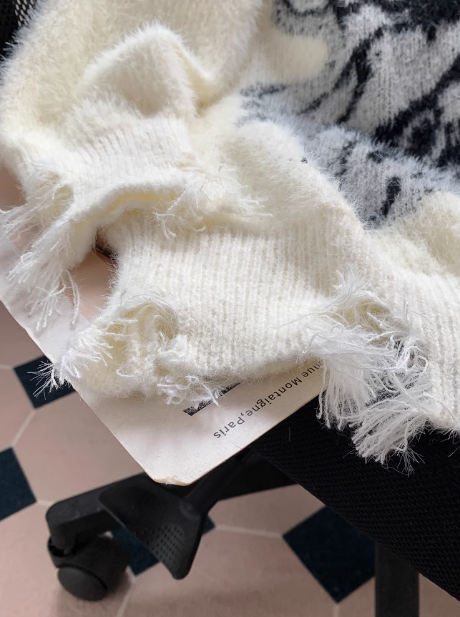 Pullover mit V-Ausschnitt und Schmetterlingsdruck im Used-Look ED0220