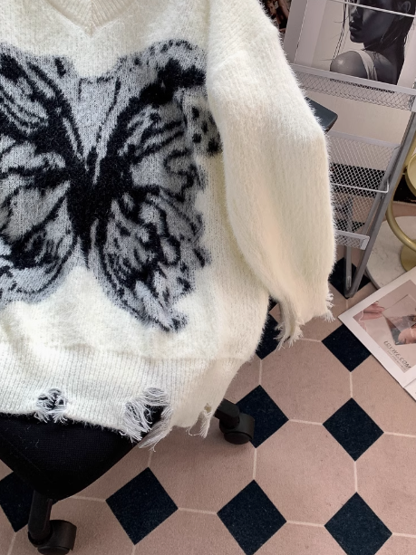Pullover mit V-Ausschnitt und Schmetterlingsdruck im Used-Look ED0220