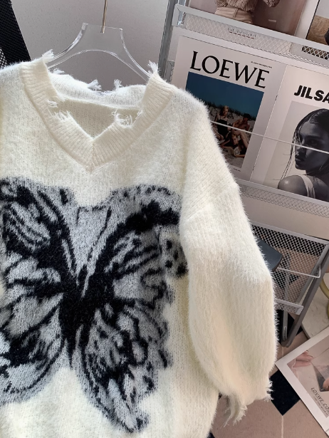 Pullover mit V-Ausschnitt und Schmetterlingsdruck im Used-Look ED0220