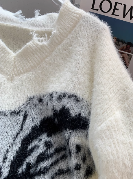 Pullover mit V-Ausschnitt und Schmetterlingsdruck im Used-Look ED0220