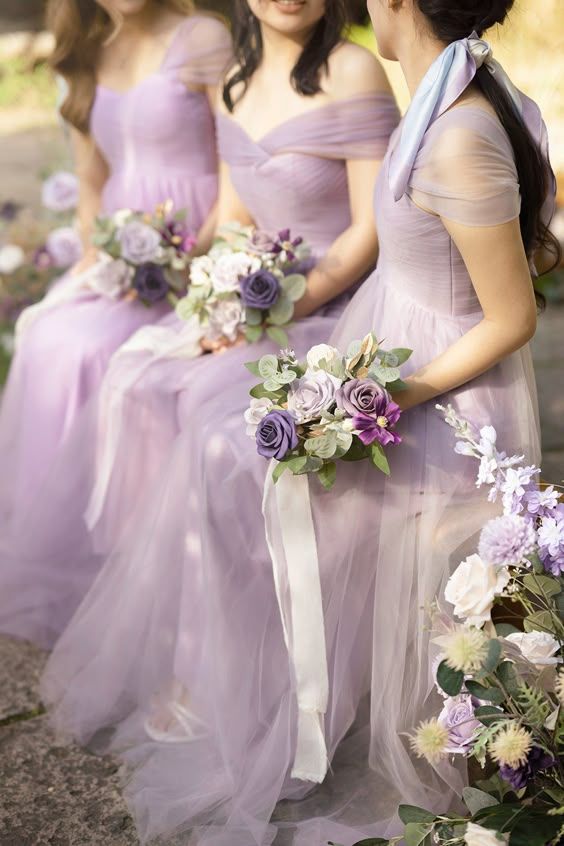 Elegantes lila Tüll A-Linie V-Ausschnitt Brautjungfernkleid Ballkleider ED02237