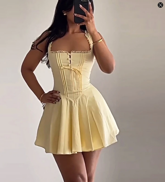 Robe de soirée courte en satin jaune beurre à bretelles spaghetti et coupe trapèze, tenue de bal ED02375