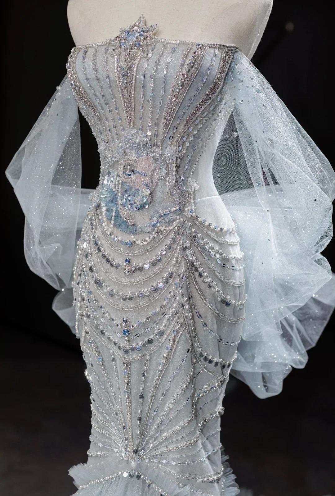 Robe de mariée sirène grise élégante, bustier, en tulle et perles, avec traîne magnifique, ED02437