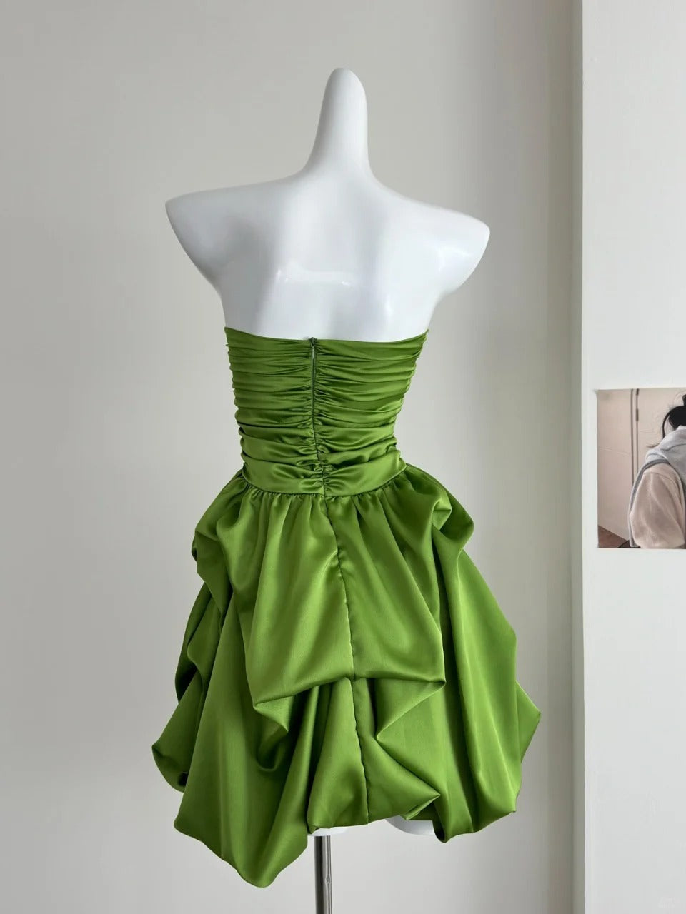 Elegante grüne trägerlose A-Linie Satin kurze Ballkleider Homecoming Kleider ED02572