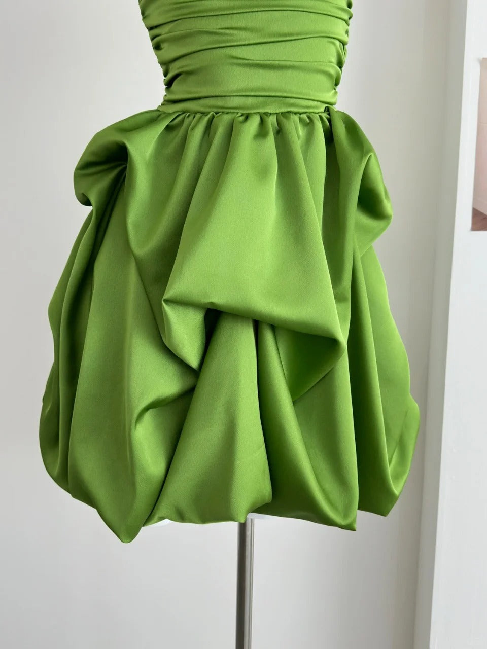 Elegante grüne trägerlose A-Linie Satin kurze Ballkleider Homecoming Kleider ED02572
