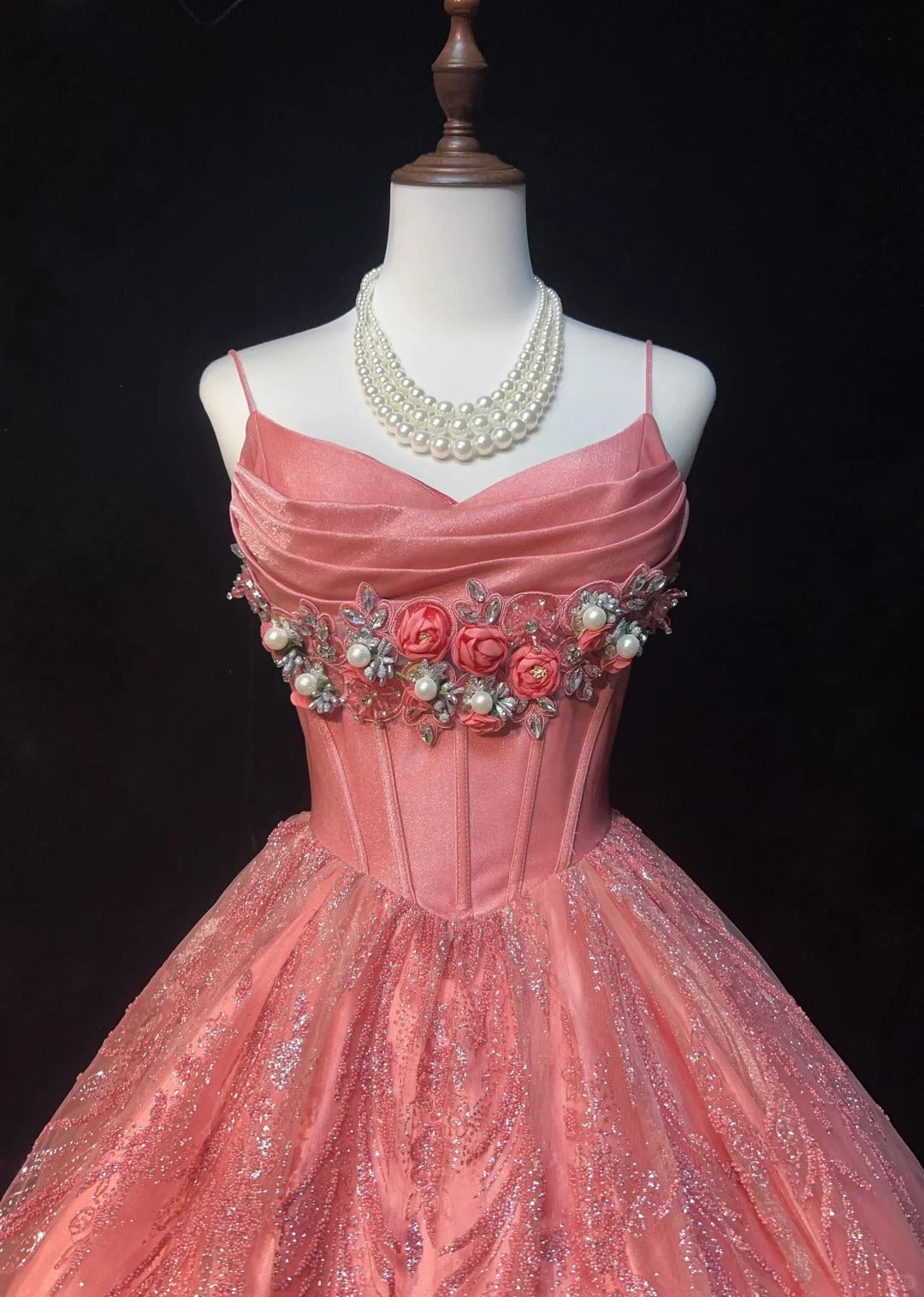 Robe de bal courte en satin et tulle rose vif, bretelles spaghetti, coupe trapèze, avec perles, ED02583
