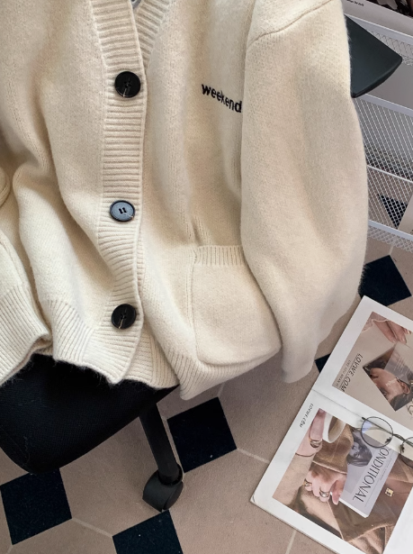 Loose V-neck knitted cardigan ED0270