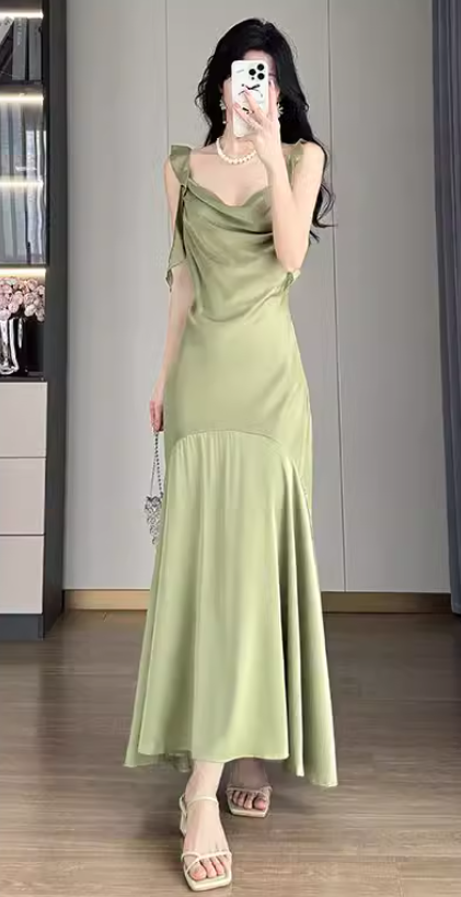 Französisches Rüschen-Satin-Strapskleid mit schwingendem Halsausschnitt und Fischschwanz-Maxikleid ED0278