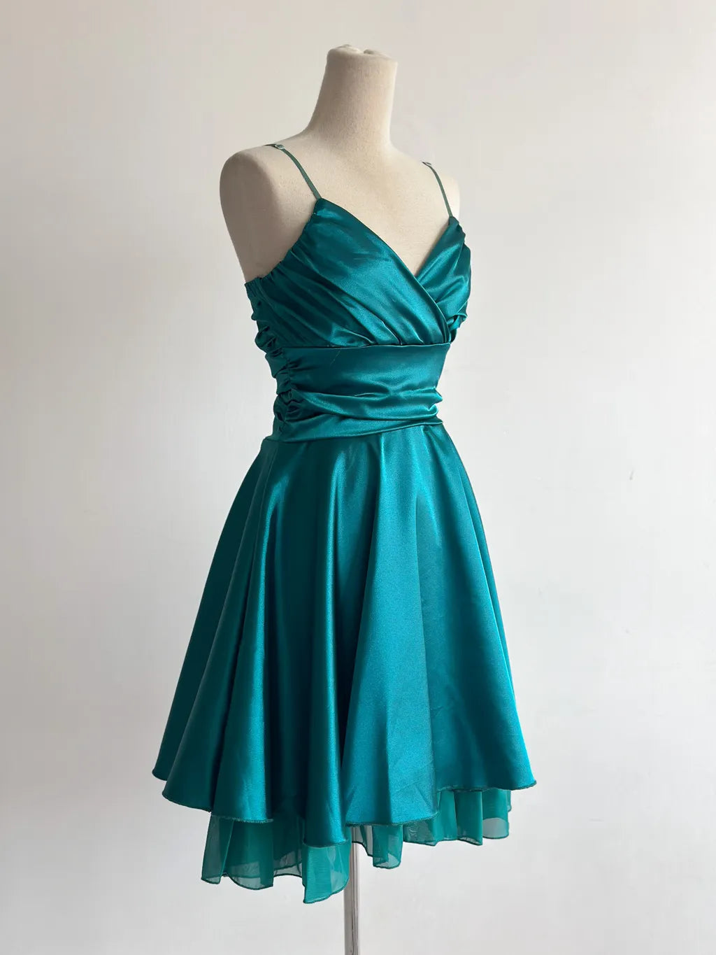 Wunderschönes dunkelolivgrünes herzförmiger Ausschnitt A-Linie Satin Tüll Kurzes Ballkleid Homecoming-Kleid ED02575