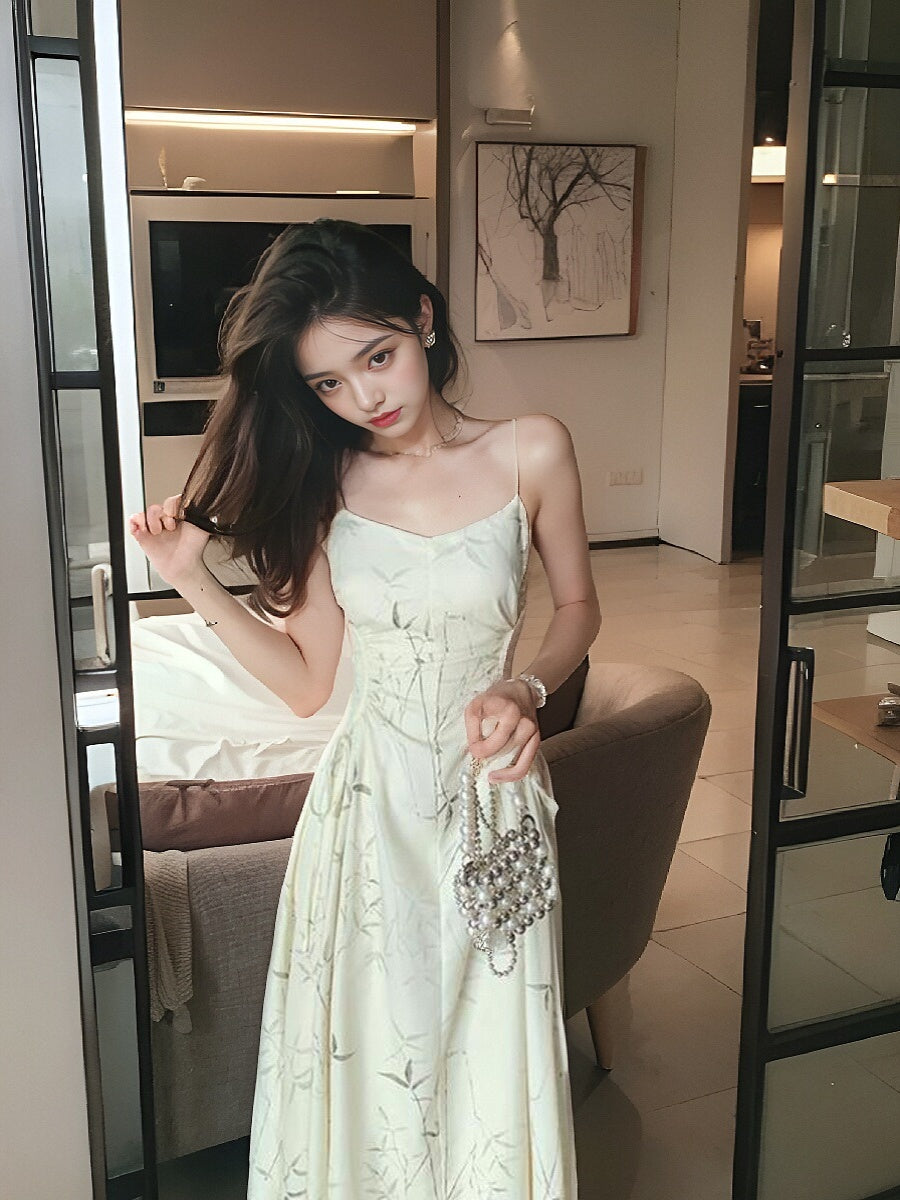 Neues Hosenträgerkleid aus Satin mit chinesischem Bambusdruck und plissierter Taille ED0360