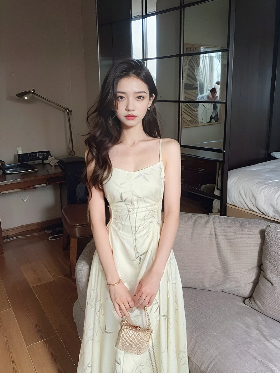 Neues Hosenträgerkleid aus Satin mit chinesischem Bambusdruck und plissierter Taille ED0360