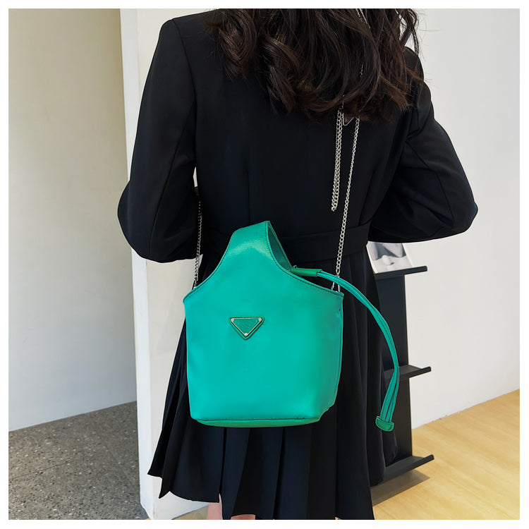 Sac seau décontracté en nylon avec chaîne ED0379