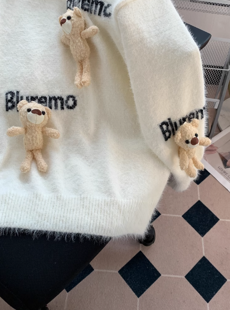 Niedlicher Pullover aus Nerzimitat mit 3D-Bärenanhänger und Puppe ED0392