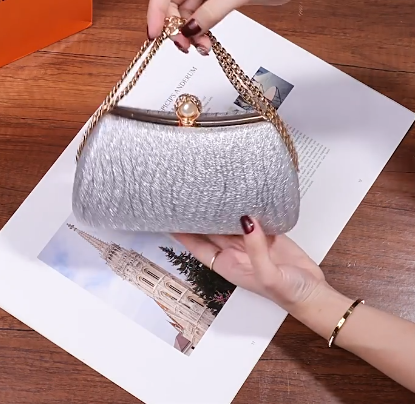 Petit sac carré rose doux avec chaîne tricotée ED01434